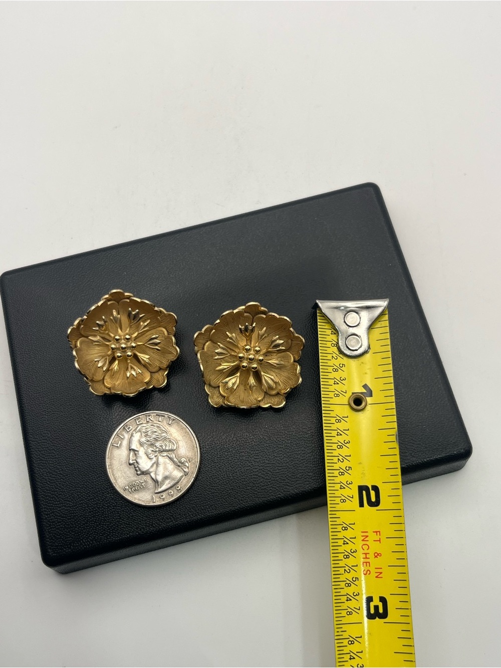 3D gold tone flower clip on earrings vintage - Picture 4 of 16